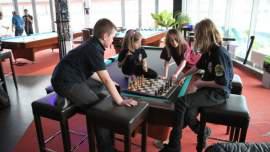 In den Spielpausen wurde fleißig Schach gespielt. Ob die Regeln da immer beachtet wurden?