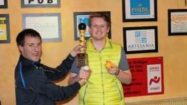 Tom überreicht Clem den Pokal für den Clubturniersieger!