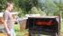 Hannes hat beim Spanferkel grillen alles bestens unter kontrolle!