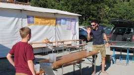 Bier Pong (natürlich hier noch ohne Alkohol)