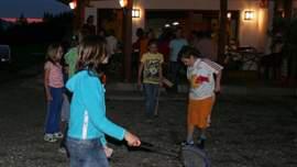 Nach dem Essen war freies Programm: die Kids hatten dabei noch viel Spass beim Federballspielen, Fussball,...