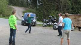 Jetzt greifen auch die Erwachsenen beim Handfederballspiel ein.