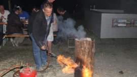 Franz beim Feuermachen! Da gehts rund!