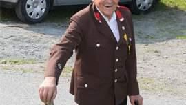 Altbauer Hans Bachler - backte für den Parkdienst sogar noch mal seine Feuerwehruniform aus!
