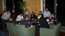 Die Mannschaft Europa beim gemütlichen Zusammensein am Abend nach dem Spiel in der Hotelbar.