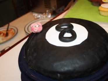 Und dazu gab es noch passend einen 8er Ball Kuchen