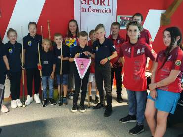 Alle Kids bei Spielbeginn beim Wimpeltausch