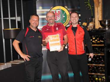 Obmann Paul übernahm die Urkunde für den besten Ligaspieler im 9er Ball 3. Landesliga: Hansi Gründler