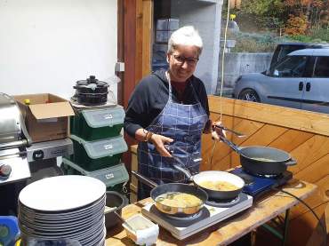 Meine Frau beim Schnitzel braten!