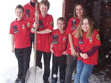 So ein bisschen Schneetreiben kann unsere Kids nicht vom Billard abhalten!
