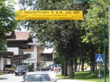Über den Eingang von Fieberbrunn unser Banner!