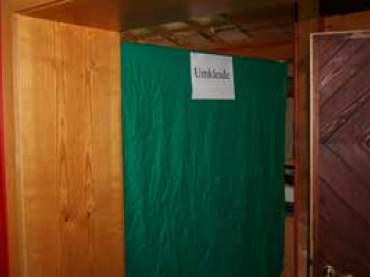 erstmals gab es eine Umkleidekabine im Saustall (vom TBV für alle Turniere gefordert)