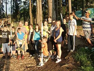 Die Kids mit Pfeil und Bogen bewaffnet