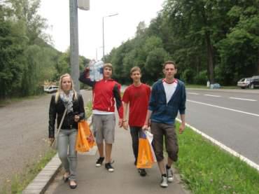 Zum schleppen haben sich unsere Mädels die Jungs eingeteilt!