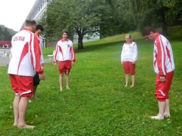 Barfuss im Gras heißt es für unser Team