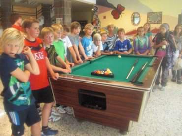 Die Schüler am Billardtisch