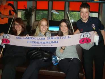 Saustallfanklub mit Schal ausgestattet