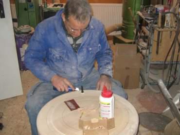 Franz beim werken an seinen Meisterstücken