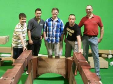 Mich, Clem, Chris und Hannes mit dem Dynamic Monteur vor den Unterbau eines Tisches