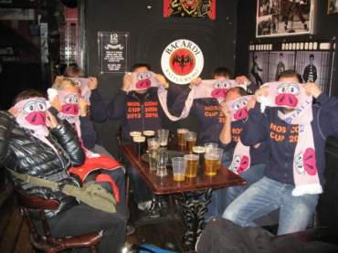 Die Saustaller mit ihren Schals im Pub!