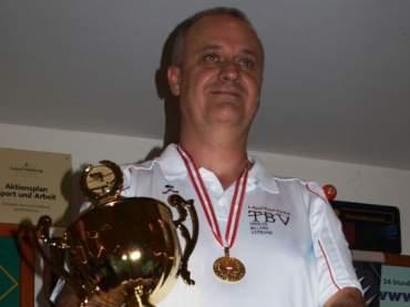 Ginal ganz oben auf dem Treppchen mit Meisterpokal!