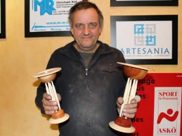 Franz fertigt für die Technik Landesmeisterschaften tolle Holzpokale!
