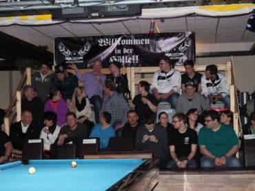 So werden die Gastspieler in Dachau empfangen! Die kleine Tribüne des Fanklubs Pooligans!