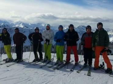 7 Skifahrer, 1 Snowboarder
