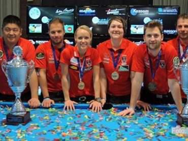 Das Damen- und Herrenteam nach dem Gewinn der Goldmedaillen im Team!