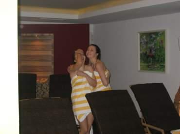 Entspannen im Schwimmbad des Hotels. Hier Christina und Marion