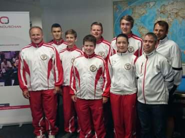 Das österreichische Jugend EM-Team mit ihren Nationaltrainern und Sportdirektor Bernhard Kaserer