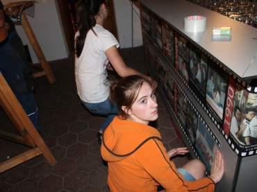 Die Mädels schmücken unsere neue Bar mit tollen Bildern!
