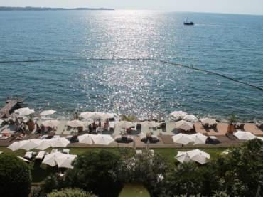 Ausblick vom Hotelzimmer Richtung Strand und Meer.