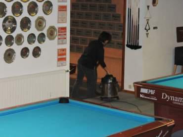 Birgit beim reinigen der Pool Hall