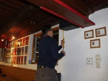 Tutti beim vorbereiten der Medaillenwand!