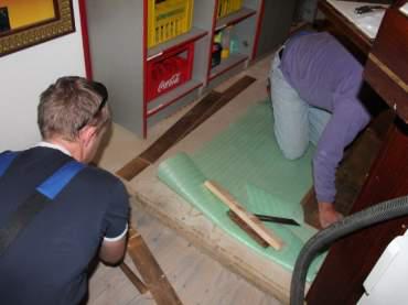 Chris und Paul beim Arbeiten am neuen Bar Boden