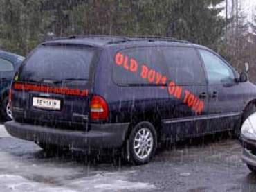 Zu Gast im Saustall: Die Old Boys aus Lechaschau mit eigenem Clubmobil!