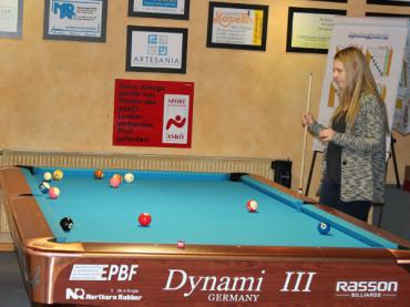 Christina spielt mal eine Partie 8er Ball.