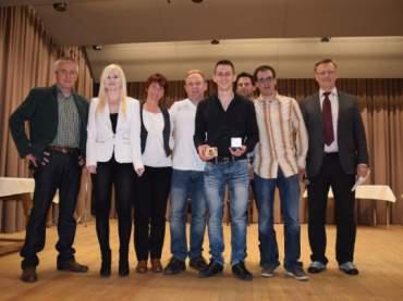 Markus mit Familie, Freundin Janine, Vereinsobmann Tom & den Gemeinderäten - (c) Gde Hochfilzen
