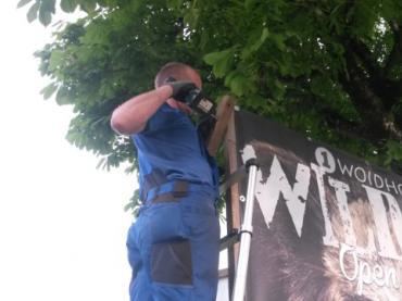 Chris beim fixieren des Banners