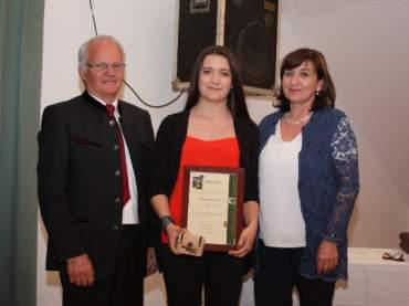 Marion mit Bürgermeister Leo Niedermoser und Landesrätin Beate Palfrader