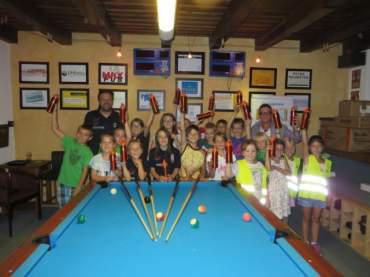Die Kids mit Direktorin und Georg