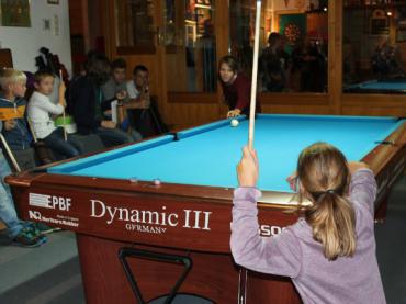 Elena zeigte genau an wo der Ball anzuspielen ist.