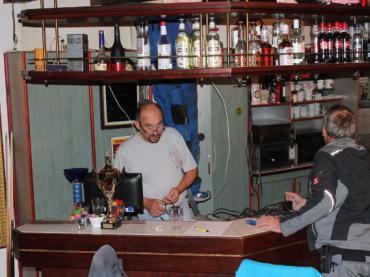 Hinter der Bar war mächtig Betrieb. Diesmal aber einmal anders.
