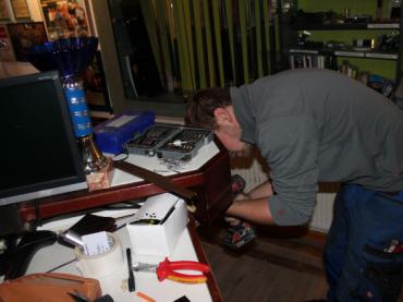 Niedi beim werken an der Bar!