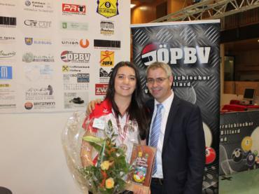 Marion mit ihrer ersten Medaille. Hier mit ÖPBV Präsident.