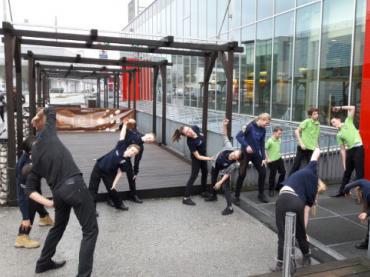 Unsere Kids und die Kössner beim Dehnen in der Früh