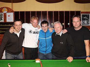 Georg, Tom und Eugen Hotarek (BC Kramsach) mit Ausbildner und Prüfer Andreas Vock und dem Vorsitzen