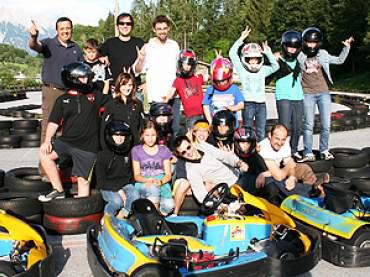 Hier die Kids mit den Trainern am Rennring